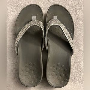 Vionic Women’s Silver Strap Flip Flops